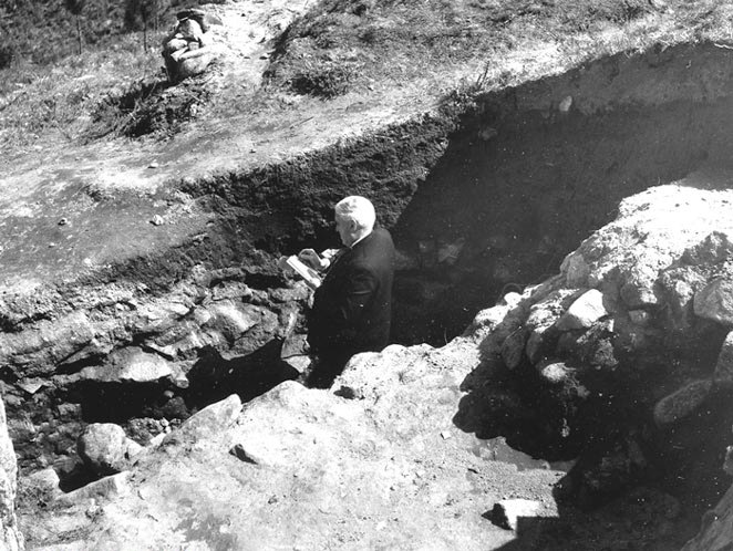Mário Cardozo tirando notas em trabalhos de escavação em Sabroso. Fotografia de 1958