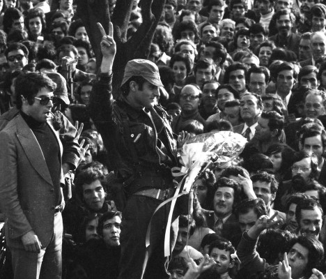 Rui Guimarães, capitão de Abril, com António Mota-Prego (à esquerda), em Guimarães, a 26 de abril de 1974