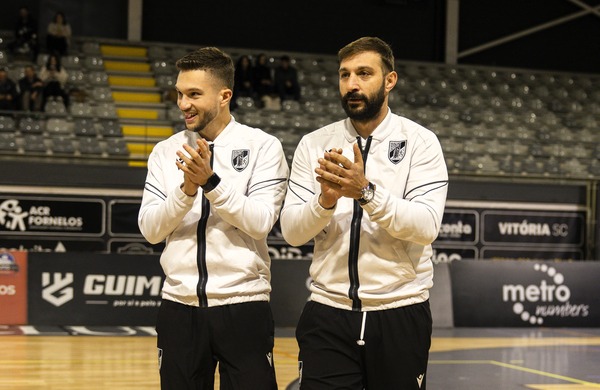 Eduardo Faustino com o treinador adjunto, Miguel Macedo © Vitória SC