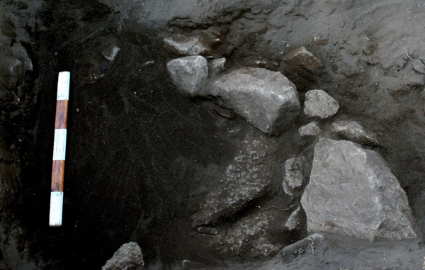 Vestígios de lareira da Idade do Ferro, identificados na Citânia de Briteiros, em 2010, onde se recolheram bolotas carbonizadas