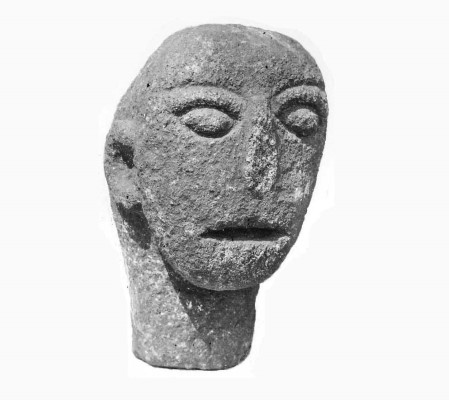 Escultura de cabeça humana da Idade do Ferro, Castro de Santa Iria (Póvoa de Lanhoso). Fotografia: Martins Sarmento.
