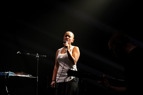 A britânica feeo apresentou o álbum "Goodness" (2025) e deixou impressão positiva na plateia © João Octávio Peixoto