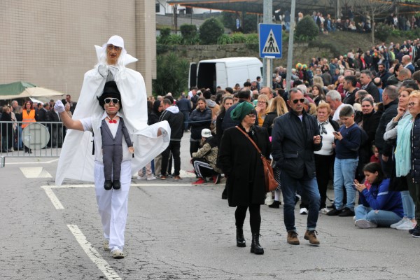 Desfile de carros alegóricos atrai centenas de caretos e de espetadores às ruas de Pevidém