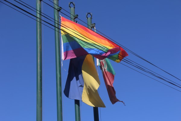 Bandeira arco-íris hasteada na Casa do Povo de Fermentões