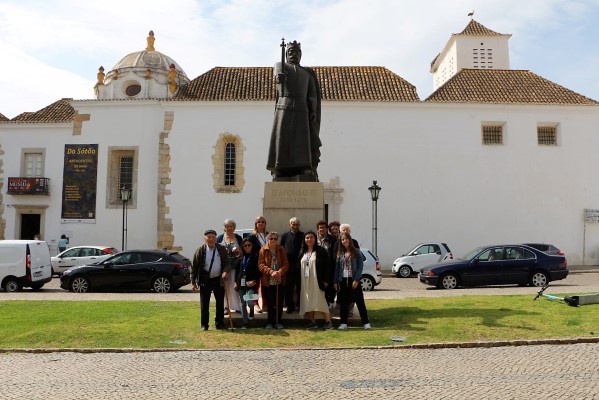 Grupo de utentes da CAISA junto à estátua de D. Afonso III, em Faro