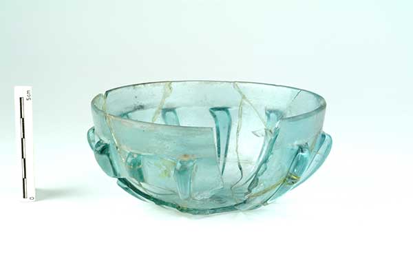 Taça canelada em vidro, recolhida na Citânia de Briteiros