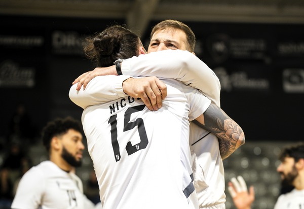 Eduardo Faustino abraça Paul Nicole, um dos reforços para 2025/26 © Vitória SC