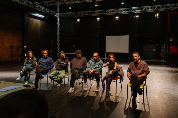 Bruno dos Reis (à direita) com o elenco de "Tudo em Avignon e eu aqui" © Mafalda Mendes