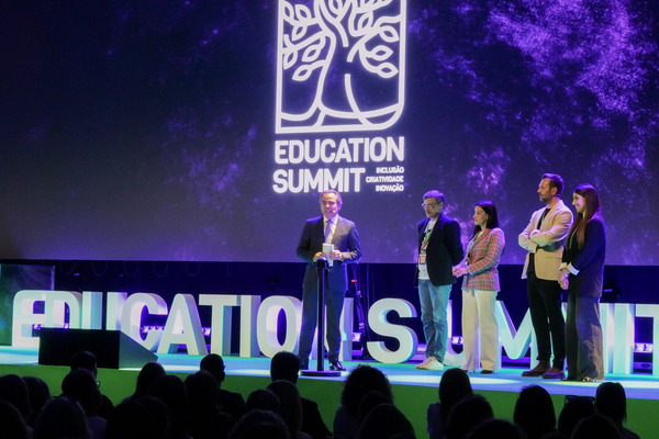Presidente de Câmara, Ricardo Araújo, com dirigentes da Associação Nova Escola ©Paulo Pacheco