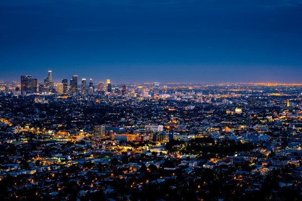 Com cerca de 13 milhões de habitantes na área metropolitana, Los Angeles distingue-se pela indústria do entretenimento