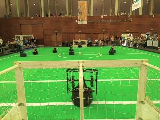 Final da liga de robôs médios entre Tech United e VDL, duas equipas de Eindhoven