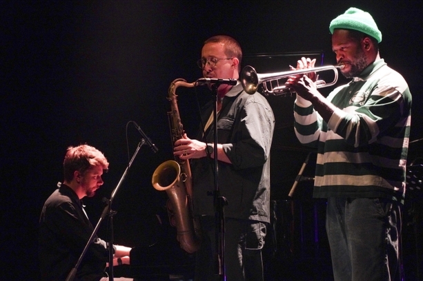 Will Barry (piano), Alex Hitchcock (saxofone) e Dave Adewumi (trompete) no Guimarães Jazz © Paulo Pacheco